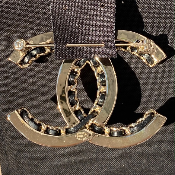 CHANEL 2022P GOLDEN TONE CC LOGO BLACK LEATHER CHAIN BROOCH PIN CHARM - Picture 10 of 15